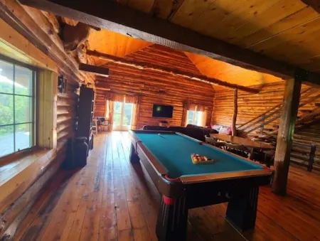 Larsen Rustic Secluded Log Cabin W/Outdoor Hot Tub