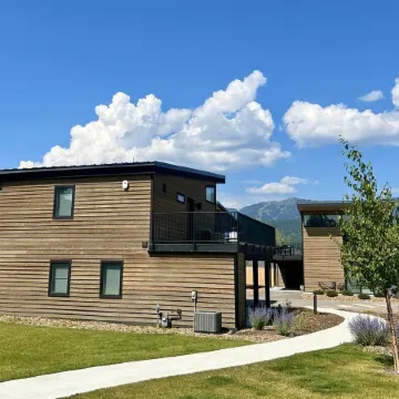 Clubhouse Hot Tub + Steam Room, 15 Mins. to Ski Resort, 5 Mins. to Downtown WF