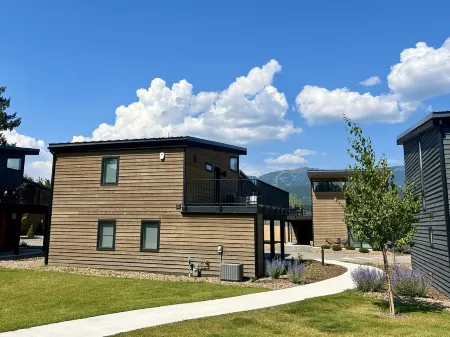 Clubhouse Hot Tub + Steam Room, 15 Mins. to Ski Resort, 5 Mins. to Downtown WF