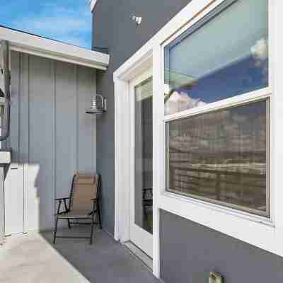 Lakefront Condo w/ Jacuzzi, Rooftop near  Mall, Casino, Theater w/ City Views Others