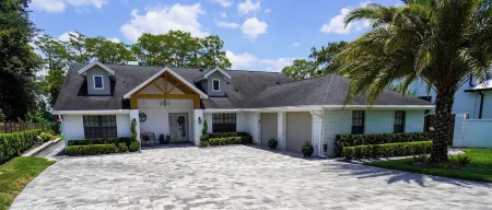 Lakefront Paradise Near Attractions