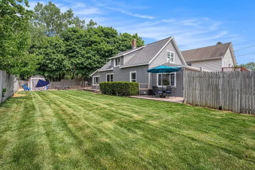 A backyard oasis a block from the beach! Hot Tub, Tiki Bar, Ping Pong! فنادق في مسكيغون