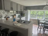 Quaint quiet mobile home 2 miles from Holly Creek marina!   Just remodeled!! Các khách sạn ở Clay County