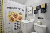 Spacious Studio Apt/Sleeps 2/Near Hospital & Shopping/FREE Wifi