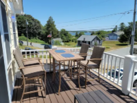 Water View " THE PIPERS NEST " - minutes to the beach, located in Snug harbour !