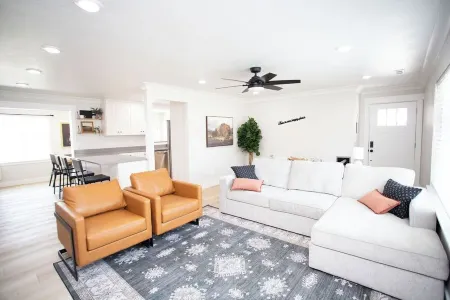 Dayton Diamond- Sleeps 10, Peaceful setting, Game room, Chef's kitchen!