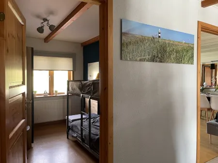 Charming wooden bungalow behind the dyke "Preussenhuus"