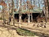 Charming 2-bedroom cabin in quiet area offering a Piece of Peace!