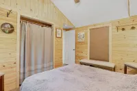 Lake View Nature Cabin at Bear Bluff Retreat
