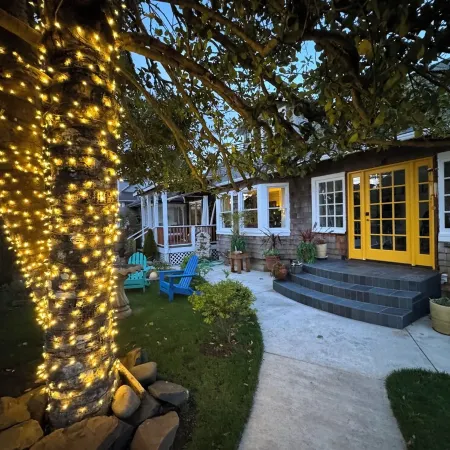 Beachy Chic Seaside Retreat-gas fireplace & firepit, steps to beach, prom & town