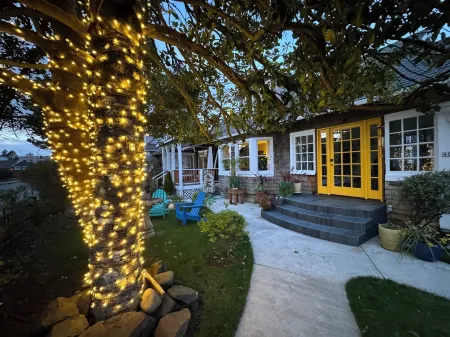 Beachy Chic Seaside Retreat-gas fireplace & firepit, steps to beach, prom & town