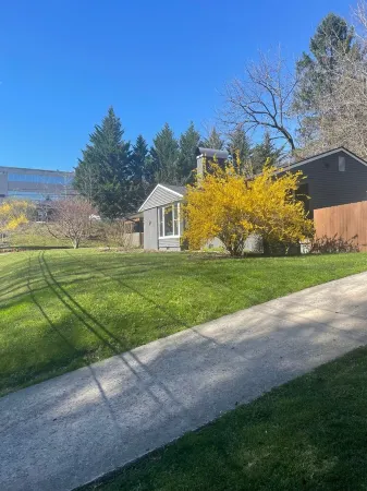 Downtown Brevard Hideaway Steps from Main St Restaurants-Dog Friendly, Fenced Отели в г. Бревард