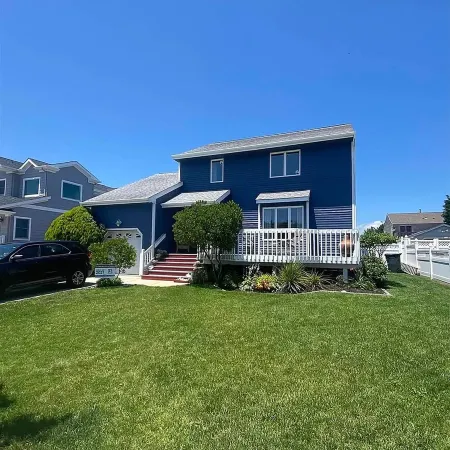 Updated Family Beach House with fenced yard - 5 min walk to the beach!