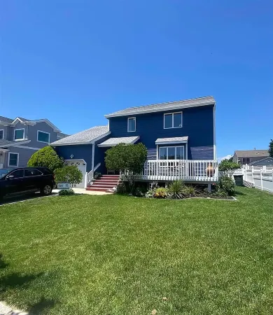 Updated Family Beach House with fenced yard - 5 min walk to the beach!