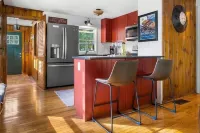 Waterfront cottage in protected cove. Private dock. Close to sand bar!