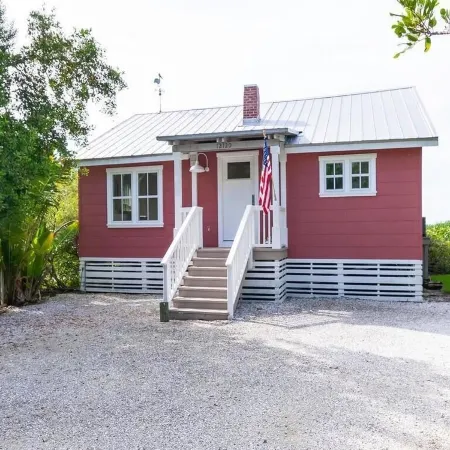 Private historical completely renovated cottage with  60 ft dock on Sarasota Bay
