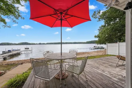 Beachside Cottage on Sapphire Lake