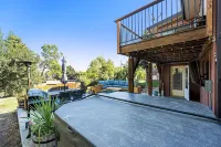 Updated 4bdr with VIEW of Flat Irons & hot tub.