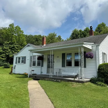 Farmhouse with Amazing Views, Enjoy the Peacefulness of Living on a Farm