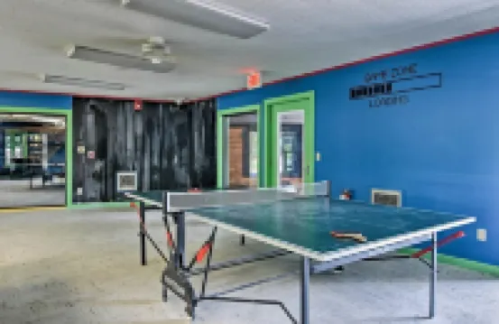 Mountain house sleeps 4 w/ deck & firepit, 5mi to Grandfather Mtn, pet friendly!