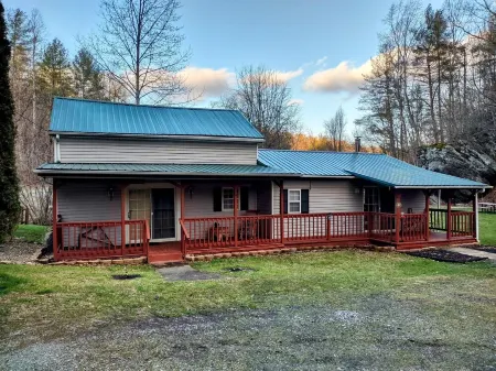 Cozy Bear Rock Cottage with hot tub Отели рядом с достопримечательностью «Lazy Days Winery»