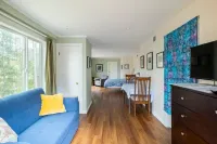 Haven in the trees, minutes from hiking trails