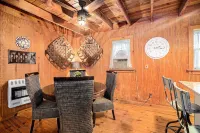 Cameo Cottage- Storybook 2 Bedroom / 2 Bath Mountain Getaway