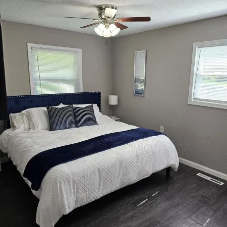 Modern 3BD/2BA near U of I with a large master suite!