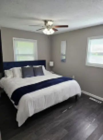 Modern 3BD/2BA near U of I with a large master suite!