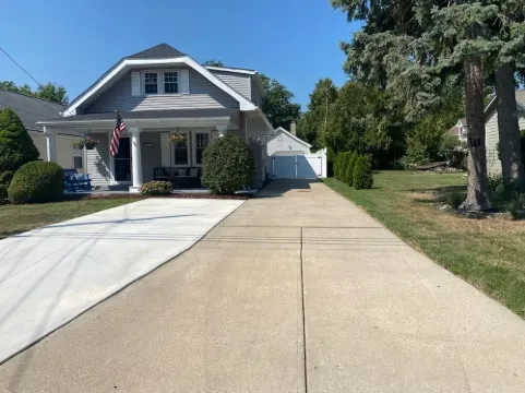 Avon Lake Charming Cottage with 4 bedrooms and Lake Erie Access