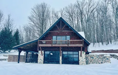 Escape to Tranquility, Private Cabin in the Woods only 5 Miles to Torch Lake!