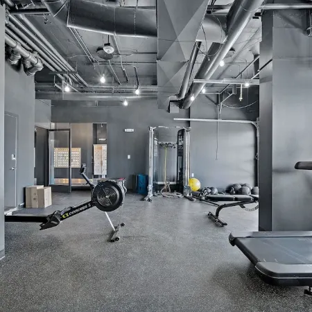 Free Parking and Gym - Loft Near Wells Fargo Arena Downtown - Stocked Kitchen