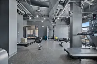 Free Parking and Gym - Loft Near Wells Fargo Arena Downtown - Stocked Kitchen