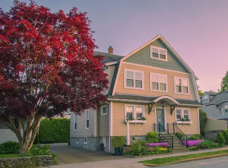 Heart of Jamestown, In town location, 3rd floor suite, B&B style with King Bed