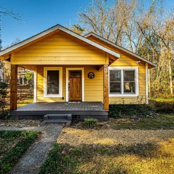 Cozy 2 Br, 2 BA Cottage in Downtown Dahlonega!