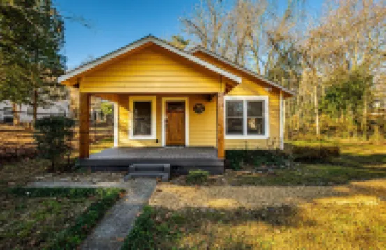 Cozy 2 Br, 2 BA Cottage in Downtown Dahlonega!