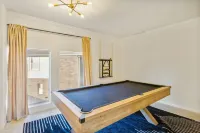 Spacious 5-bedroom house in charming Cypress - Hot Tub - Game Tables - Office 사이프레스 호텔