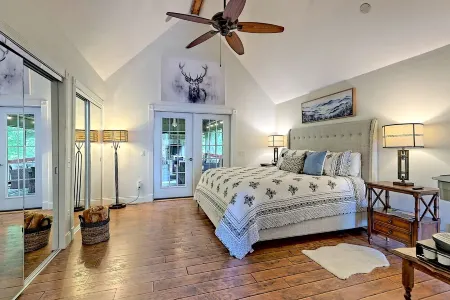 9 Min. to Main St. ~ Hot Tub ~ Pets ~ on 2.2 Acres ~ Water Feature ~ EV Charger Отели рядом с достопримечательностью «Sunrise Rock by Highlands-Cashiers Land Trust»