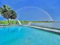 Lake Life Tiny House located on top of the water - Pool - 3 Kayaks - Beautiful! Hotels in Coffee County
