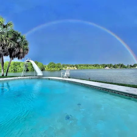 Lake Life Bungalow w/ pool & 3 Kayaks in Baymeadows Estates - Great Fishing!