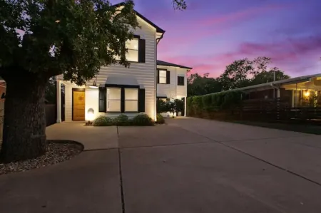 💰 23% OFF FUN PRIVATE Oasis. 2 KingSuites+SpaBaths, GoldenTee Arcade, YardGames🏡 Отели рядом с достопримечательностью «Остин Хинду Темпл & Комм Сентер»