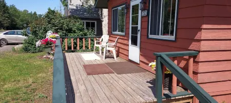 Bear Den Cabin a quaint non smoking cabin  Single Bedroom- Sleeps 4 Comfortably Отели в г. Куино Каунти