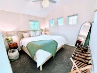 Modern Rustic Retreat- King bed, hot tub, wineries, waterfalls, hiking, Cornell Hotels in Ulysses