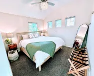 Modern Rustic Retreat- King bed, hot tub, wineries, waterfalls, hiking, Cornell