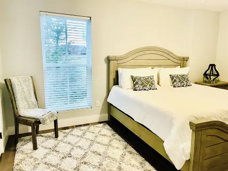 Cozy Hideaway Available Jan-March. Whole House Available Year Round. Отели рядом с достопримечательностью «Sims Point»