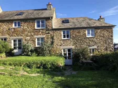 Beautiful hand crafted cottage 5 minutes from sandy beach and rugged coastline! Отели в г. Мауган-ин-Пайдар