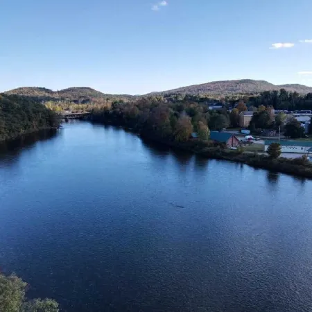 Beautiful cottage on quiet country road walking distance to charming North Creek