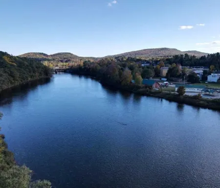 Beautiful cottage on quiet country road walking distance to charming North Creek