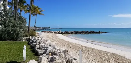 1st Fl Condo with a Private Sandy Beach on Atlantic Ocean & Pool - fully loaded! Отели в г. Key Colony Beach