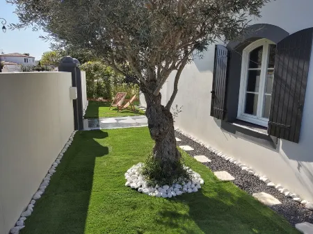 Villa Marina , vue sur le Canal, à 5 Minutes du Centre Historique Отели рядом с достопримечательностью «Salin d'Aigues-Mortes»